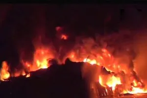 महाराष्ट्र : ठाणे में तेल और टायर के 6 गोदामों में लगी आग