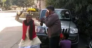 वीडियो वायरल : गाड़ी से नेमप्लेट हटाने पर भड़के बीजेपी नेता, अधिकारी को जड़ दिया थप्पड़
