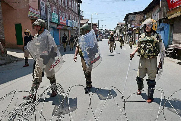 1555520949 kashmir curfew