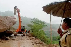 भूस्खलन के कारण जम्मू-कश्मीर हाइवे यातायात के लिए बंद