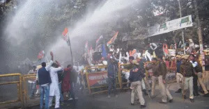 कांग्रेस प्रदर्शनकारियों एवं पुलिस प्रशासन के बीच झड़प एवं पानी की बौछार