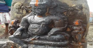 पैमार नदी के बीच भगवान विष्णु का प्राचीनकाल का मूर्ति मिला