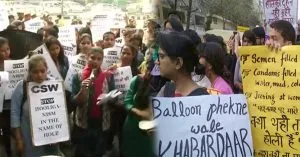 होली के बहाने मनचलों ने की शर्मनाक हरकत , गुस्साई छात्राओं ने किया दिल्ली पुलिस हेडक्वार्टर में विरोध-प्रदर्शन