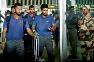 श्रीलंकाई टीम को एयरपोर्ट पर रोका