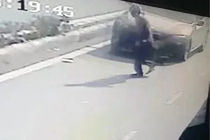 डीयू के छात्र ने BMW से मारी 50 साल के व्यक्ति को टक्कर, CCTV में कैद वारदात