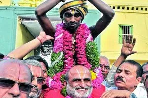 हैदराबाद में दलित भक्त को कंधे पर बिठा पुजारी ने कराए मंदिर के दर्शन , 2700 साल बाद निभाई यह परंपरा