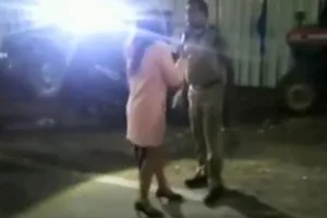 VIDEO: शराब पीकर ड्राइविंग कर रहे बॉयफ्रेंड पर केस, गुस्साई गर्लफ्रेंड ने सड़क पर मचाया हंगामा