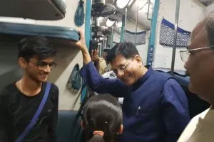 रेलमंत्री पीयूष गोयल ने जनरल कोच में किया सफर, यात्रियों से मांगा feedback