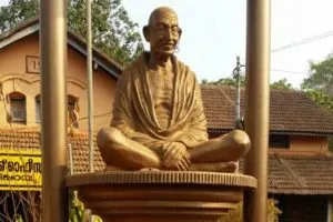 केरल पहुंची मूर्तितोड़ राजनीति, उपद्रवियों ने तोड़ी राष्ट्रपिता महात्मा गांधी की प्रतिमा