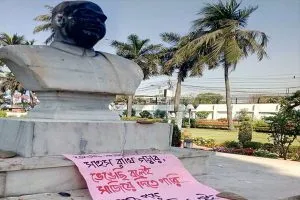 लेनिन, पेरियार के बाद अब श्यामा प्रसाद मुखर्जी की मूर्ति पर पोती गई कालिख, तोड़ी मूर्ति