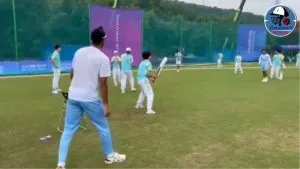 Asian Games में भारतीय  टीम के खिलाड़ियो ने China के लोकल वालंटियर के साथ खेला मैच