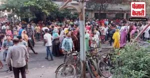 Bangladesh में वेतन बढ़ाने की मांग को लेकर कपड़ा श्रमिकों ने किया प्रदर्शन