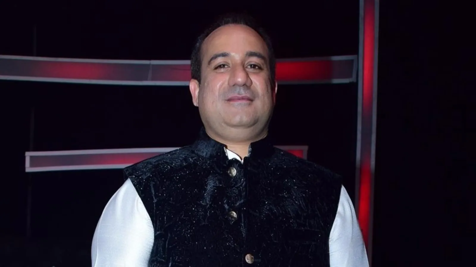 pakistani singer rahat fateh ali khan beats servent with chappal