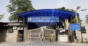 Tihar Jail में कुख्यात गैंगस्टर की हत्या के बाद प्रशासन अलर्ट, मिर्च स्प्रे और बिजली के डंडों से करेगा लैस