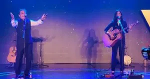 सुनील गावस्कर और जेमिमा रोड्रिग्स ने साथ मिलकर गाया गाना, दर्शकों ने खूब किया