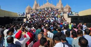 अबूधाबी के हिंदू मंदिर में पहले दिन दर्शन करने पहुंचे सैकड़ों श्रद्धालु, भक्तों ने जाहिर की खुशी