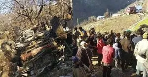 जम्मू-कश्मीर में हुआ बड़ा हादसा, यात्री कैब के खाई में गिरने से 10 लोगों की मौत