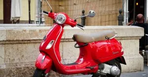 Vespa Scooter : पियाजियो ने 140वीं सालगिरह पर लॉन्च की स्पेशल एडिशन स्कूटर, बनेंगे सिर्फ 140 यूनिट्स