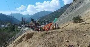 रामबन में भूस्खलन से बंद हुआ जम्मू-श्रीनगर हाईवे, 50 से अधिक वाहन फंसे