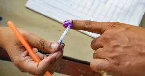 Bihar की आठ लोकसभा सीटों पर दोपहर तीन बजे तक 45 प्रतिशत से अधिक मतदान