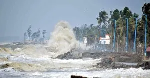 Cyclone Remal: बंगाल पहुंचा रेमल तूफान, लैंडफॉल शुरू, बंगाल में भारी बारिश, बांग्लादेश में 50 से ज्यादा यात्रियों से भरी नाव डूबी, एक की मौत