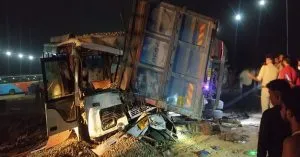 UP News: यूपी के शाहजहांपुर में डंपर ने बस को मारी टक्कर, 11 लोगों की मौत, 30 से अधिक घायल