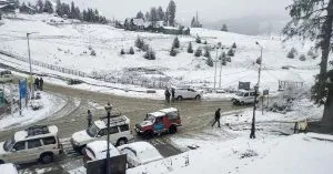 Jammu & Kashmir: कश्मीर के पहाड़ों में फिर शुरू हुई बर्फबारी, निचले क्षेत्रों में वर्षा