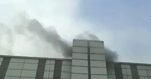 नोएडा के अस्पताल में इन्वर्टर बैटरी फटने से लगी आग