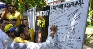 AAP ने शुरू किया ‘जेल का जवाब वोट से’ हस्ताक्षर अभियान