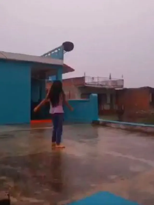 छत पर रील बना रही थी लड़की, अचानक गिरी बिजली
