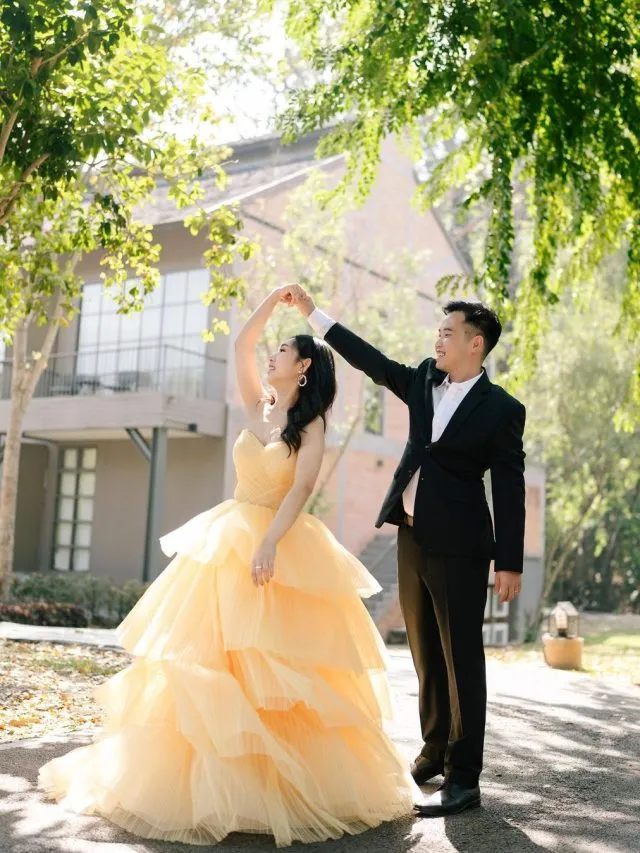 Outfit For Pre-Wedding Shoot: इस तरह के आउटफिट प्री-वेडिंग शूट केलिए हैं परफेक्ट
