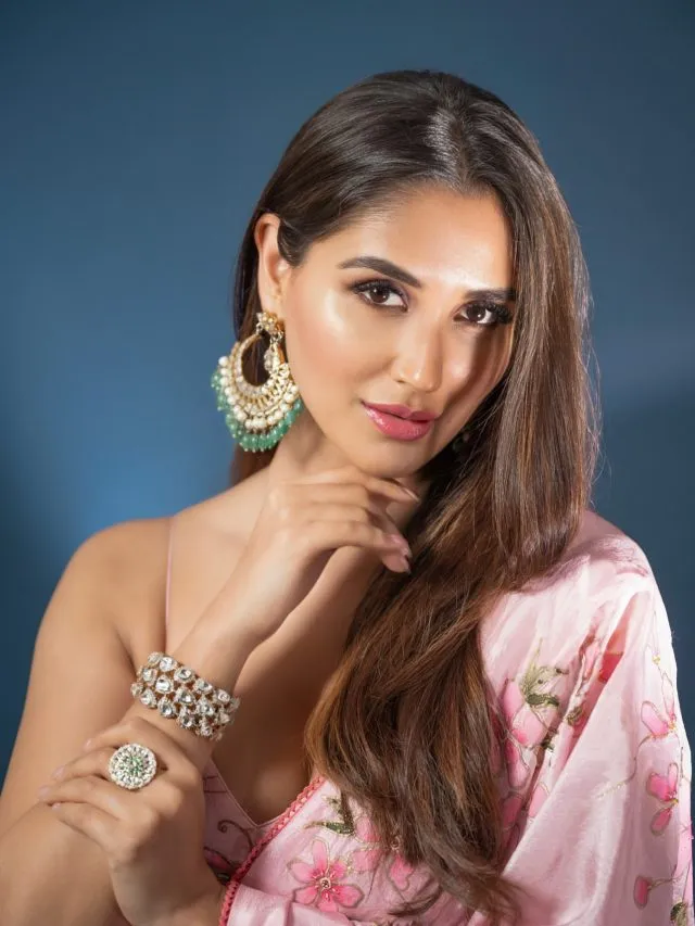 Nikita Dutta Saree Look: एक्ट्रेस के बोल्ड साड़ी लुक ने फैंस को किया घायल, देखें तस्वीरें