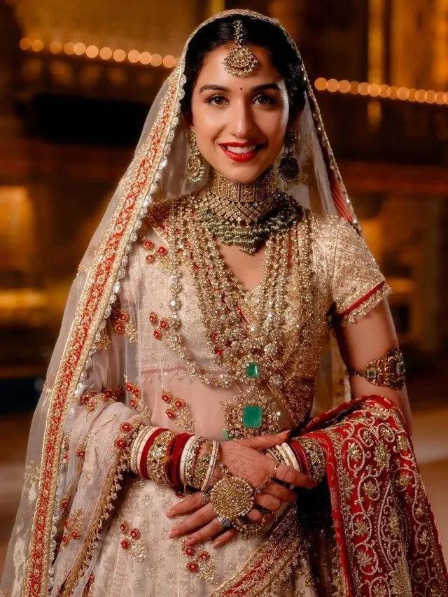 Radhika Merchant Bridal Look: असली सोने से तैयार लहंगा पहन ससुराल पहुंचीं राधिका मर्चेंट