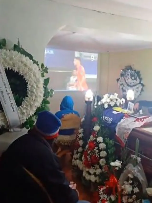 Video: अंतिम संस्कार रोक बीच में ही फुटबॉल मैच देखने लगा परिवार
