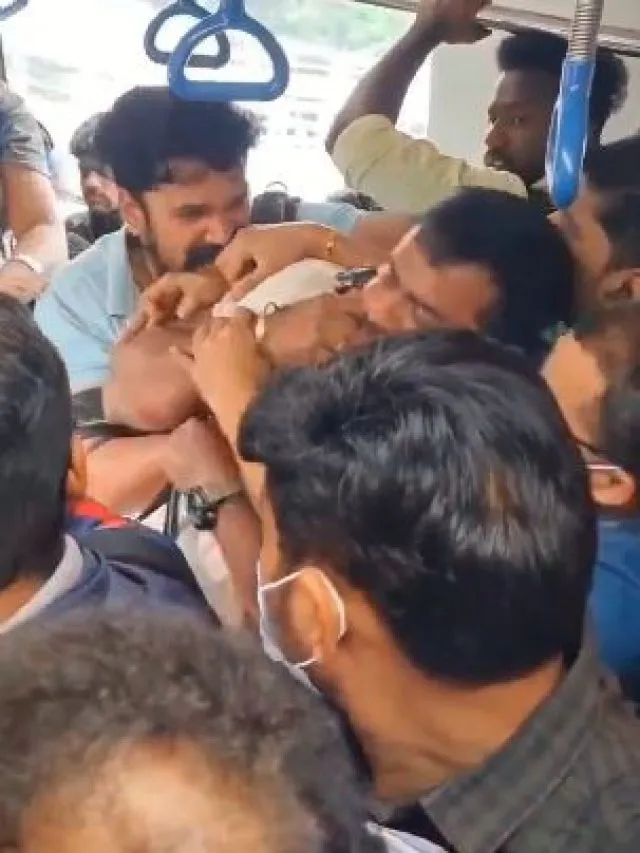 Viral Video: नम्मा मेट्रो में युवकों के बीच हुई लड़ाई