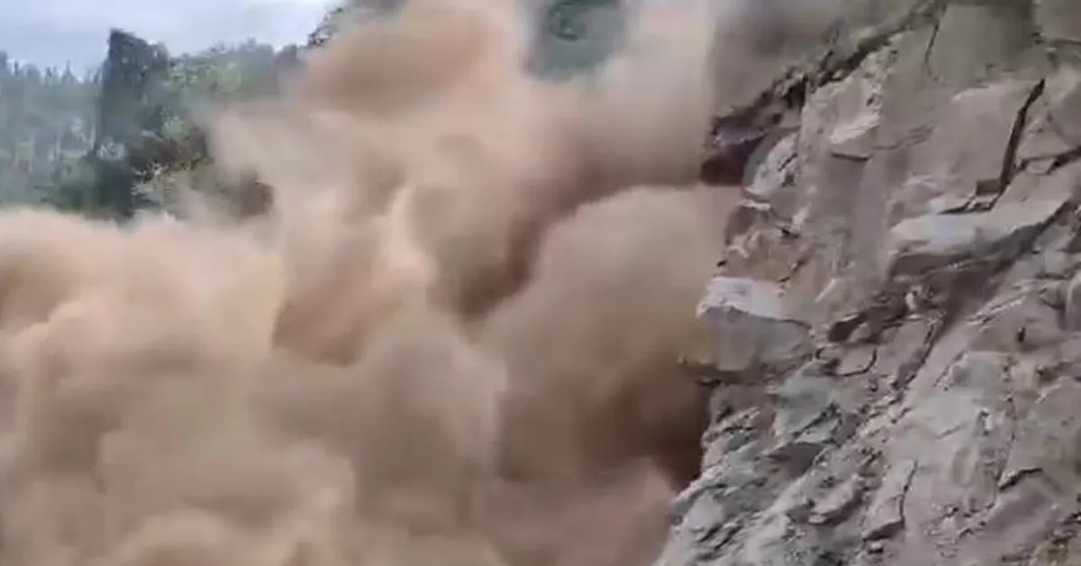 Landslide In Jammu And Kashmir: किश्तवाड़ में भरभरा कर गिरी पहाड़ी, चारों तरफ धूल ही धूल, देखिए वीडियो